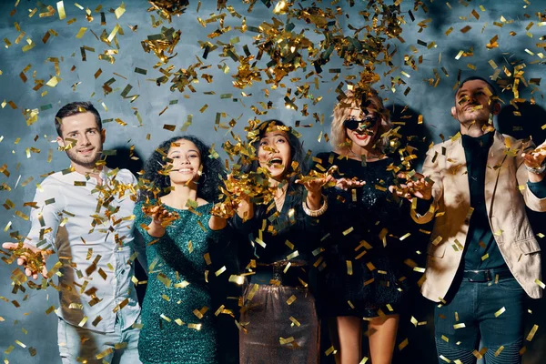 Vrienden Die Genieten Van Het Feest Dansen Confetti Gooien Feestconcept — Stockfoto