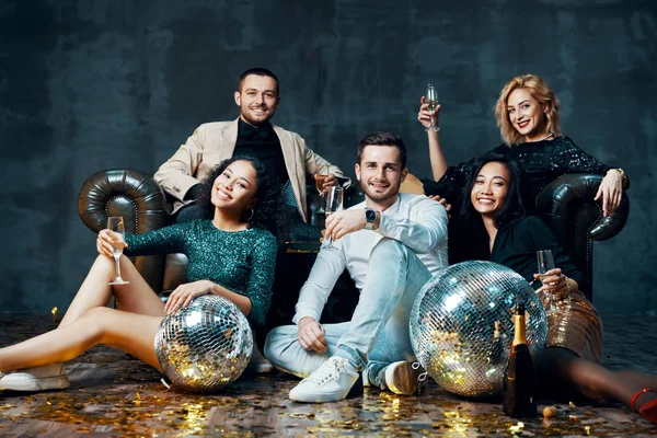 Diverse Groep Gelukkige Jonge Vrienden Hebben Plezier Genieten Van Feest — Stockfoto