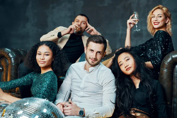 Diverse Groep Jonge Vrienden Hangen Rond Drinken Champagne Nachtclub — Stockfoto