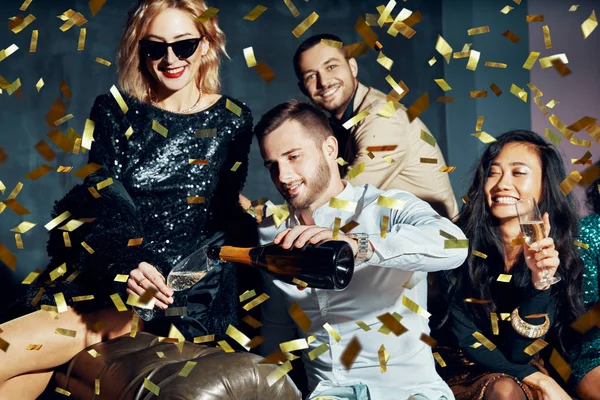 Diverse Groep Vrienden Hebben Plezier Genieten Van Feest Gieten Champagne — Stockfoto