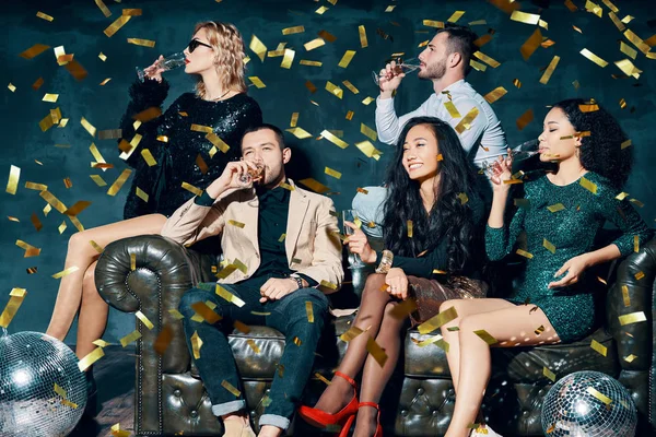 Diverse Groep Vrienden Die Plezier Beleven Aan Feesten Champagne Drinken — Stockfoto