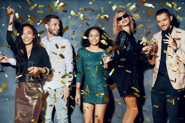 Jóvenes Felices Bailando Divirtiéndose Con Confeti Volando Por Todas Partes — Foto de Stock