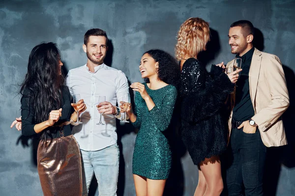 Diverse Groep Jongeren Dansen Nachtclub Genieten Van Feesten Plezier Hebben — Stockfoto