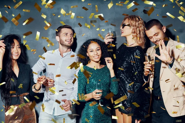 Jóvenes Felices Bailando Divirtiéndose Con Confeti Volando Por Todas Partes — Foto de Stock