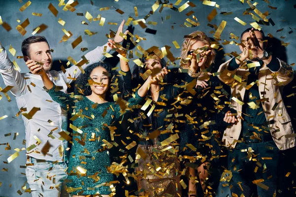 Happy Young People Dancing Having Fun Confetti Flying Everywhere — Stock Photo, Image