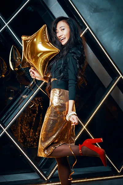 Mulher Asiática Muito Feliz Divertindo Dançando Festa Segurando Balão Dourado — Fotografia de Stock