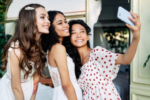 Hermosas Mujeres Sonrientes Tomando Selfie Con Teléfono Móvil Durante Picnic —  Fotos de Stock