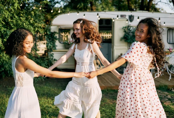 Šťastné Krásné Ženy Tančící Kruhu Během Pikniku Multiethnic Ženy Baví — Stock fotografie