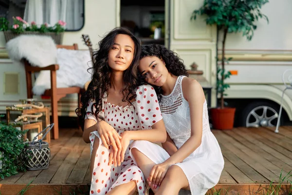 Heureuses Femmes Asiatiques Afro Américaines Souriantes Qui Câlinent Passent Bon — Photo