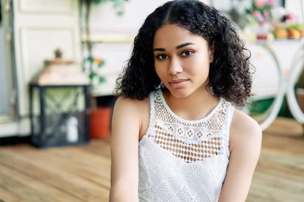 Portrait Young Beautiful African American Female Model Smiling Outdoors Woman — Stock Photo, Image