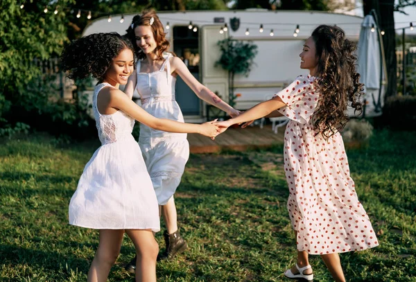 Boldog Gyönyörű Nők Táncolnak Körbe Piknik Alatt Többnemzetiségű Nők Szórakoznak — Stock Fotó