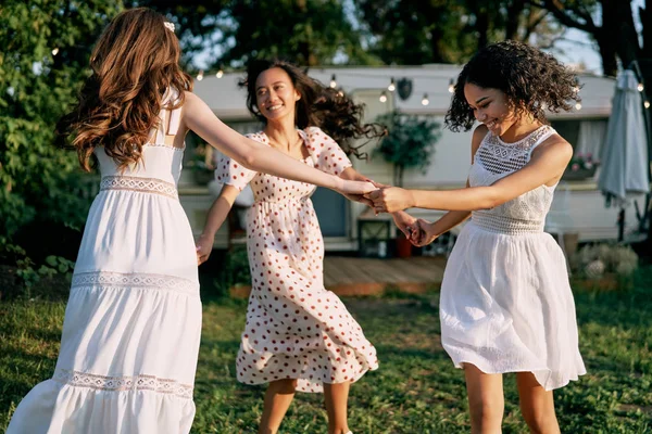 野餐时 快乐美丽的女人围成圆圈跳舞 多族裔妇女在户外玩乐 — 图库照片