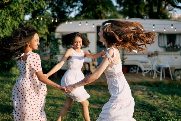 Mulheres Bonitas Felizes Dançando Círculo Durante Piquenique Mulheres Multiétnicas Divertindo — Fotografia de Stock