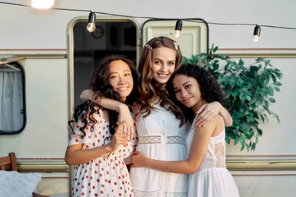 Bela Multi Étnico Feminino Amigos Abraçando Perto Campista Van Livre — Fotografia de Stock