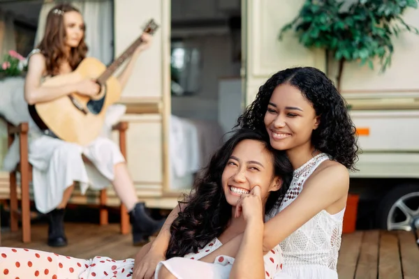 Las Mujeres Jóvenes Felices Relajan Divierten Durante Las Vacaciones Verano —  Fotos de Stock