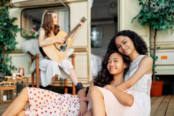 Junge Glückliche Frauen Entspannen Sich Und Haben Spaß Während Der — Stockfoto