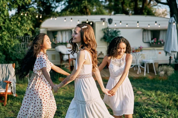 一緒にピクニック中に輪になって踊る幸せな美しい女性屋外 — ストック写真