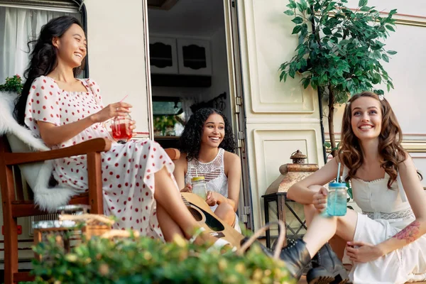 Jóvenes Mujeres Felices Disfrutando Picnic Cerca Autocaravana Durante Viaje Verano —  Fotos de Stock