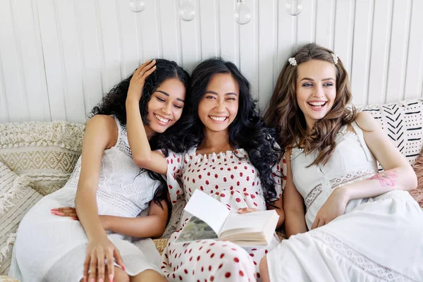 Smiling Multi Ethnic Women Having Fun Together Enjoying Home Party — Stock Photo, Image