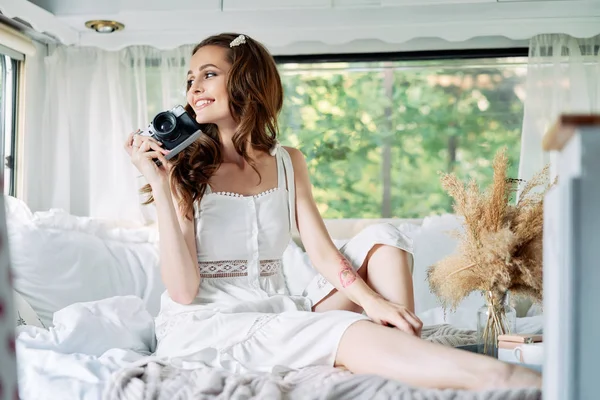 Jovem Mulher Com Câmera Relaxante Dentro Van Campista Durante Férias — Fotografia de Stock