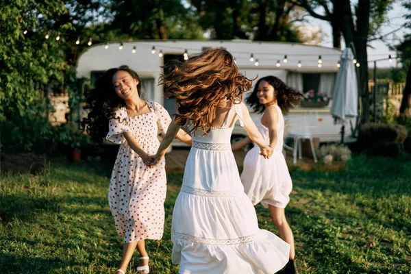 Mulheres Felizes Dançando Livre Piquenique Divertindo Juntas Durante Viagem Verão — Fotografia de Stock