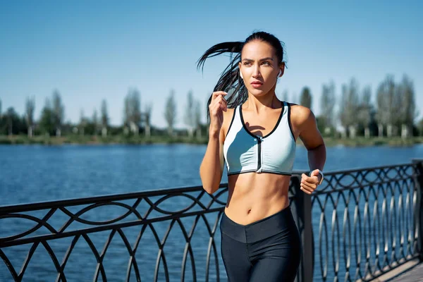 Jonge Fitnessvrouw Hardloper Bij Riverside Gezonde Levensstijl — Stockfoto