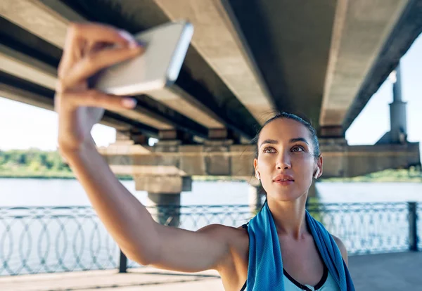 Όμορφη Σπορ Γυναίκα Κάνοντας Selfie Κατά Διάρκεια Της Ανάπαυσης Μεταξύ — Φωτογραφία Αρχείου