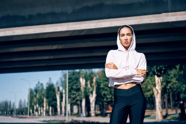 Schöne Selbstbewusste Frau Sportbekleidung Die Draußen Posiert Schönheits Und Sportkonzept — Stockfoto