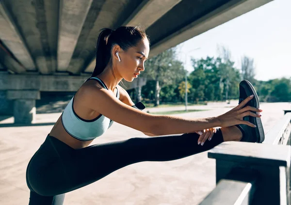 Sportivo Corridore Donna Che Allunga Gambe Riscaldarsi Prima Esercitare Allenamento — Foto Stock