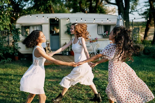 野餐时 快乐美丽的女人围成圆圈跳舞 多民族女孩在户外玩得很开心 非洲裔美国人和亚裔女孩享受假期 女性友谊与女性美的概念 — 图库照片