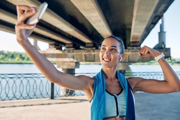 Hermosa Mujer Deportiva Haciendo Selfie Flexionar Sus Músculos Concepto Deportivo —  Fotos de Stock