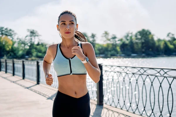 Jonge Fitnessvrouw Hardloper Bij Riverside Gezonde Levensstijl — Stockfoto