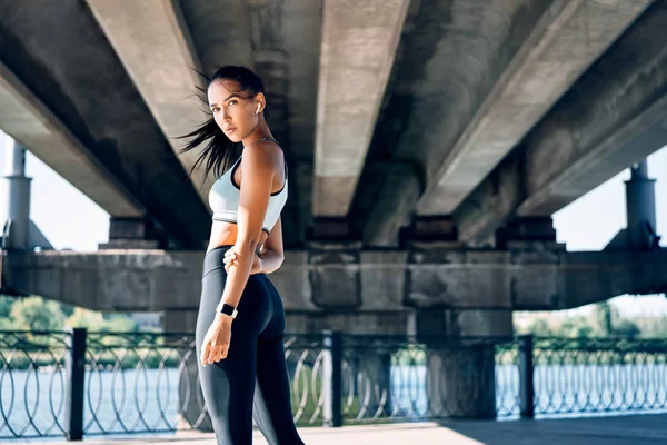 Mooie Zelfverzekerde Vrouw Sportkleding Poseren Buiten Schoonheids Sportconcept — Stockfoto