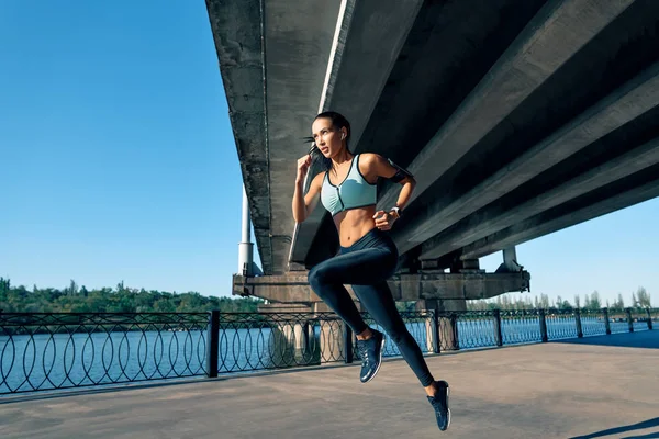 Mujer Deportiva Corriendo Aire Libre Por Río Hermosa Mujer Ropa — Foto de Stock