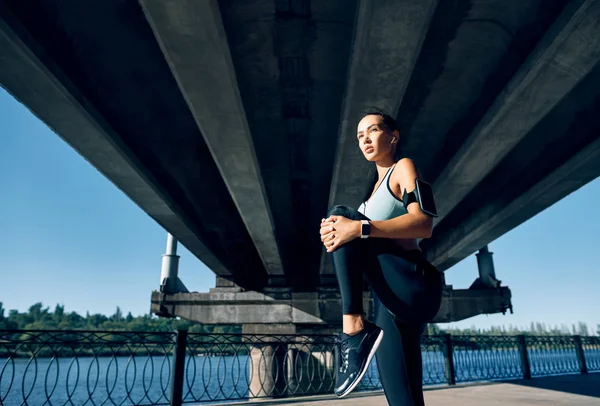 Deportiva Corredora Estirando Las Piernas Para Calentar Antes Hacer Ejercicio — Foto de Stock