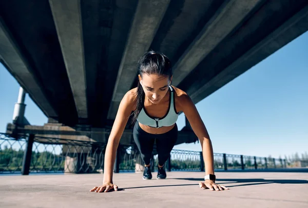 Jonge Atletische Vrouw Doet Push Ups Buiten Stedelijke Stedelijke Achtergrond — Stockfoto