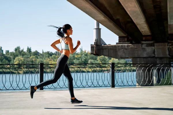 Sportieve Vrouw Die Buiten Langs Rivier Rent Mooie Vrouw Sportkleding — Stockfoto