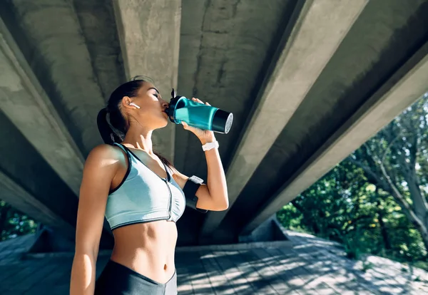 Young Fitness Woman Drinking Water Bottle Sporty Female Resting Work — 스톡 사진