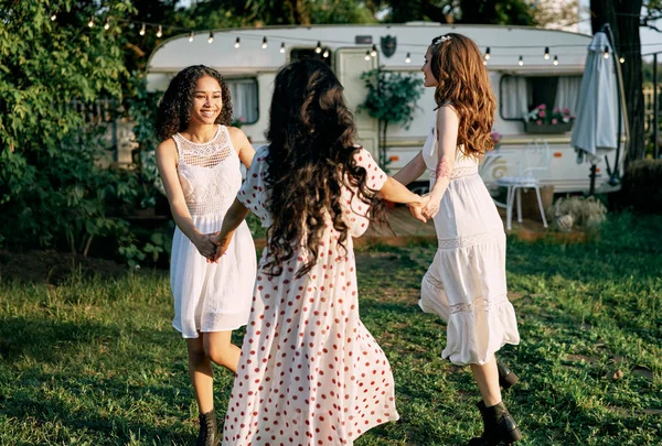 Счастливые Красивые Женщины Танцуют Природе Пикнике Мульти Этнические Девушки Веселятся — стоковое фото
