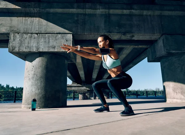 Спортивная Женщина Практикует Упражнения Открытом Воздухе Концепция — стоковое фото