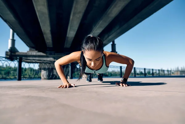 Mujer Atlética Joven Haciendo Flexiones Aire Libre Fondo Urbano Ciudad — Foto de Stock