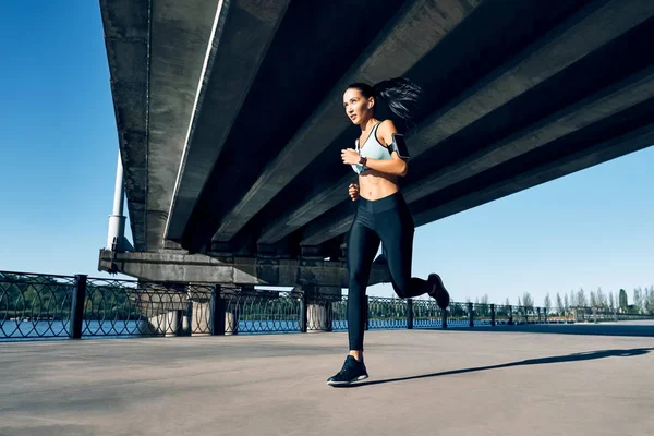 Joven Mujer Fitness Corriendo Orillas Del Río Estilo Vida Saludable — Foto de Stock