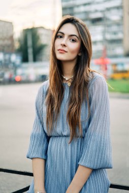 Yaz mevsiminde genç ve güzel kadın portresini kapatıyoruz.        