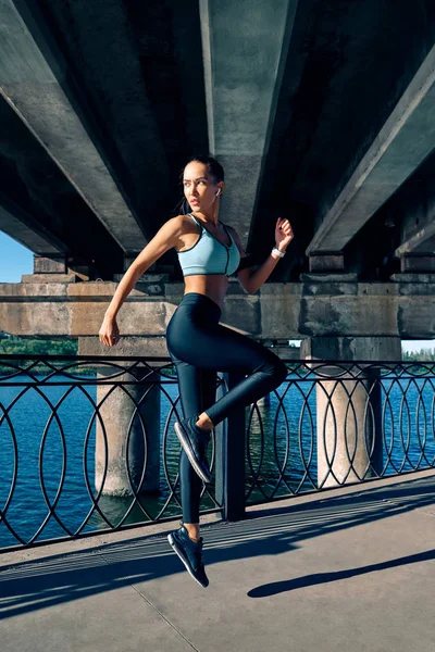 年轻健康女子的全长肖像 在户外摆姿势和跳跃 体育概念 — 图库照片