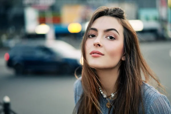 Close Jovem Bela Mulher Retrato Posando Rua Cidade Verão — Fotografia de Stock