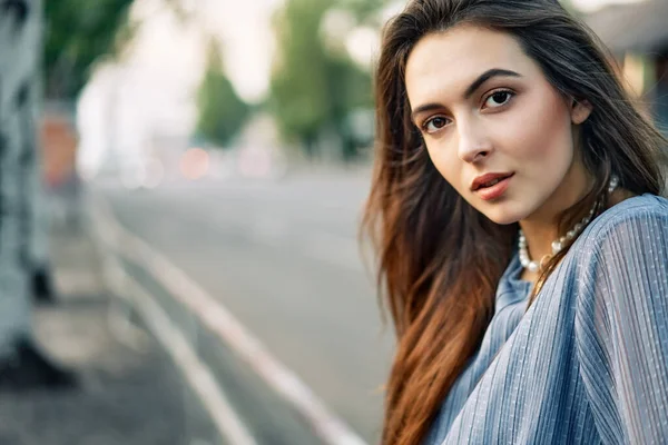 Close Jovem Bela Mulher Retrato Posando Rua Cidade Verão — Fotografia de Stock