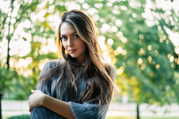 Jovem Mulher Bonita Livre Fundo Verde Natureza Verão Fechar Retrato — Fotografia de Stock