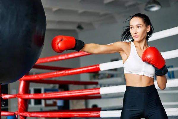 Boxeadora Golpeando Enorme Saco Boxeo Gimnasio Fitness Mujer Practicando Sus — Foto de Stock