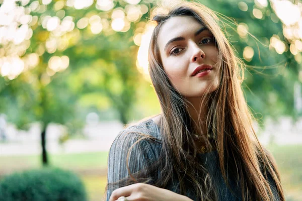 Jovem Mulher Bonita Livre Fundo Verde Natureza Verão Fechar Retrato — Fotografia de Stock