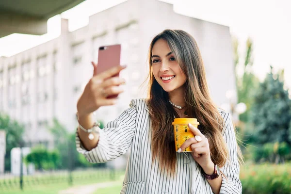 Mladá Obchodní Žena Elegantním Obleku Dělá Selfie — Stock fotografie